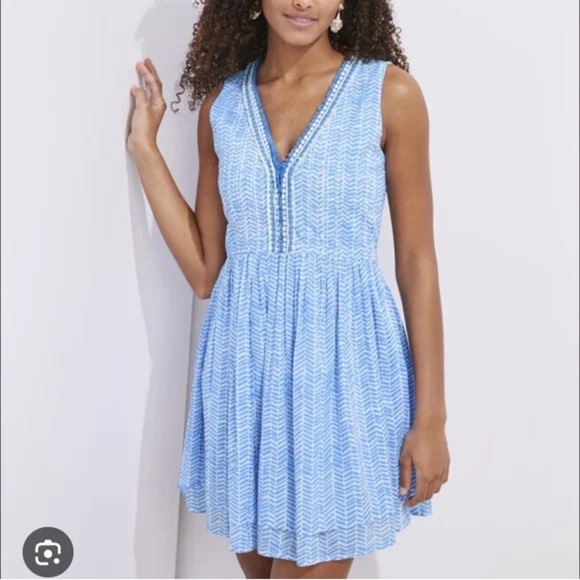 Vineyard Vines womens XL 16 18 Blue White Chevron pattern mini vneck sleeveless - Picture 1 of 10